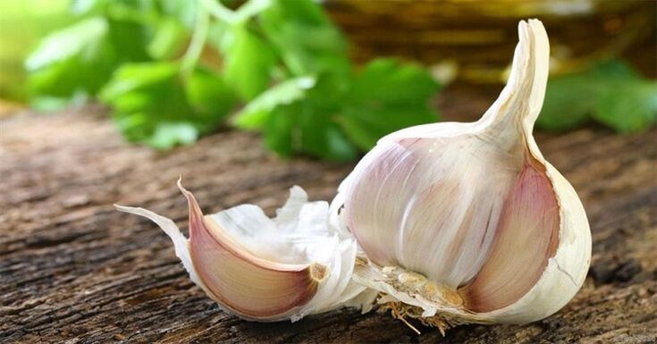 Garlic-based folk remedies are widely used for prostatitis.